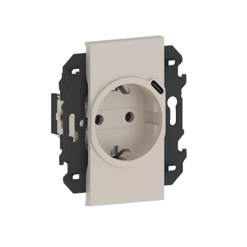 Розетка на 220v + USB типа С, с накладкой на 2м, с/з, шторки, 16А, в сборе с суппортом, винты, цвет песочный
